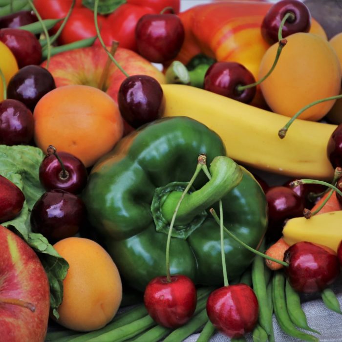 Compléments alimentaires variés représentant différentes formes de vitamine C